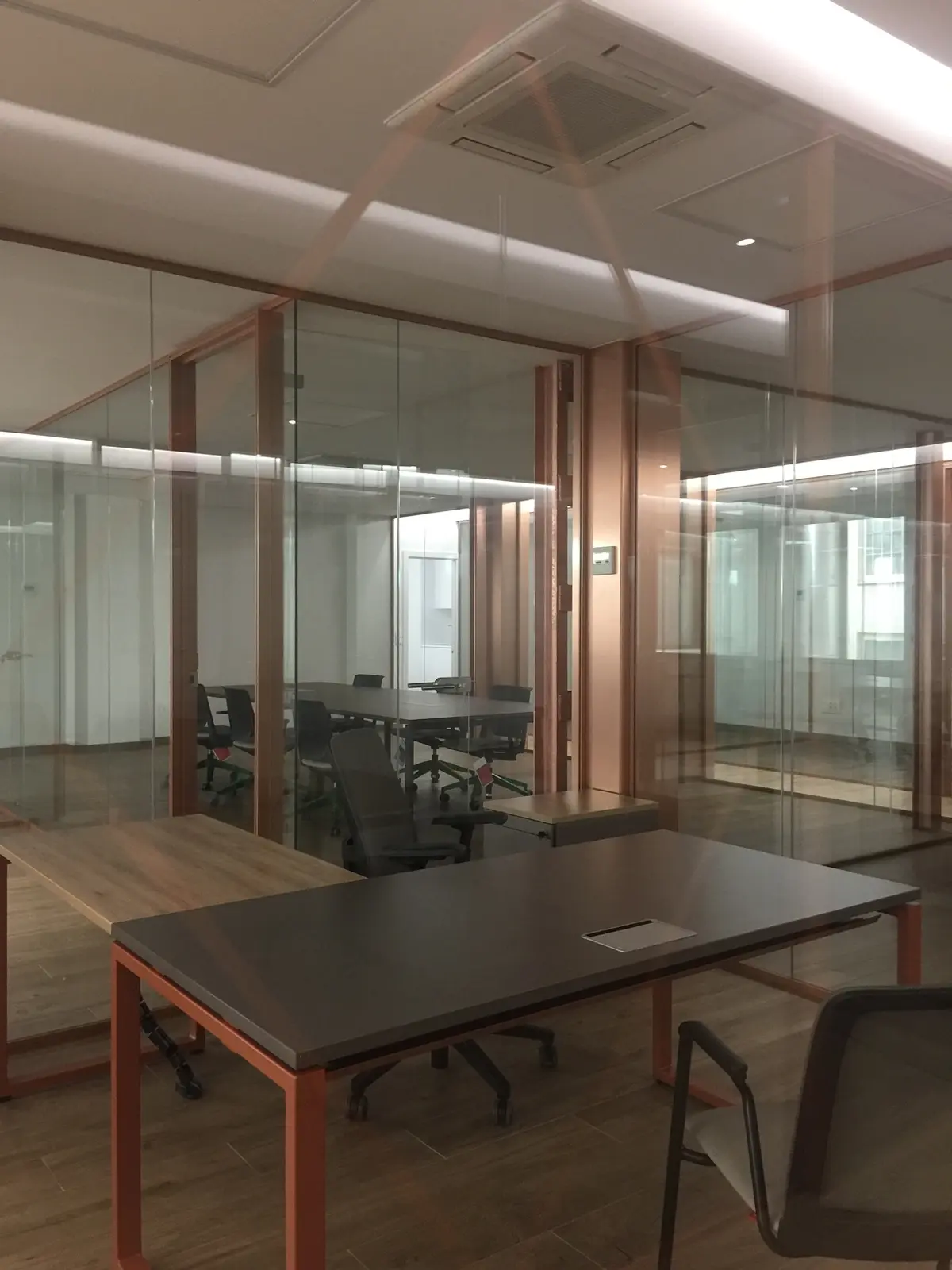 Puesto de trabajo con mesa oscura.
