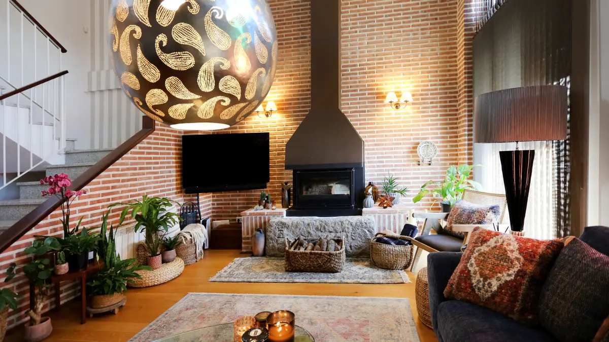 Chimenea suspendida frente a una pared de ladrillo.