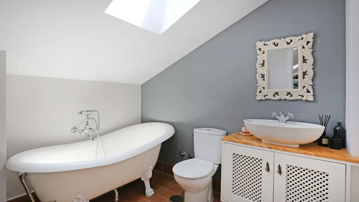 Baño con bañera exenta.