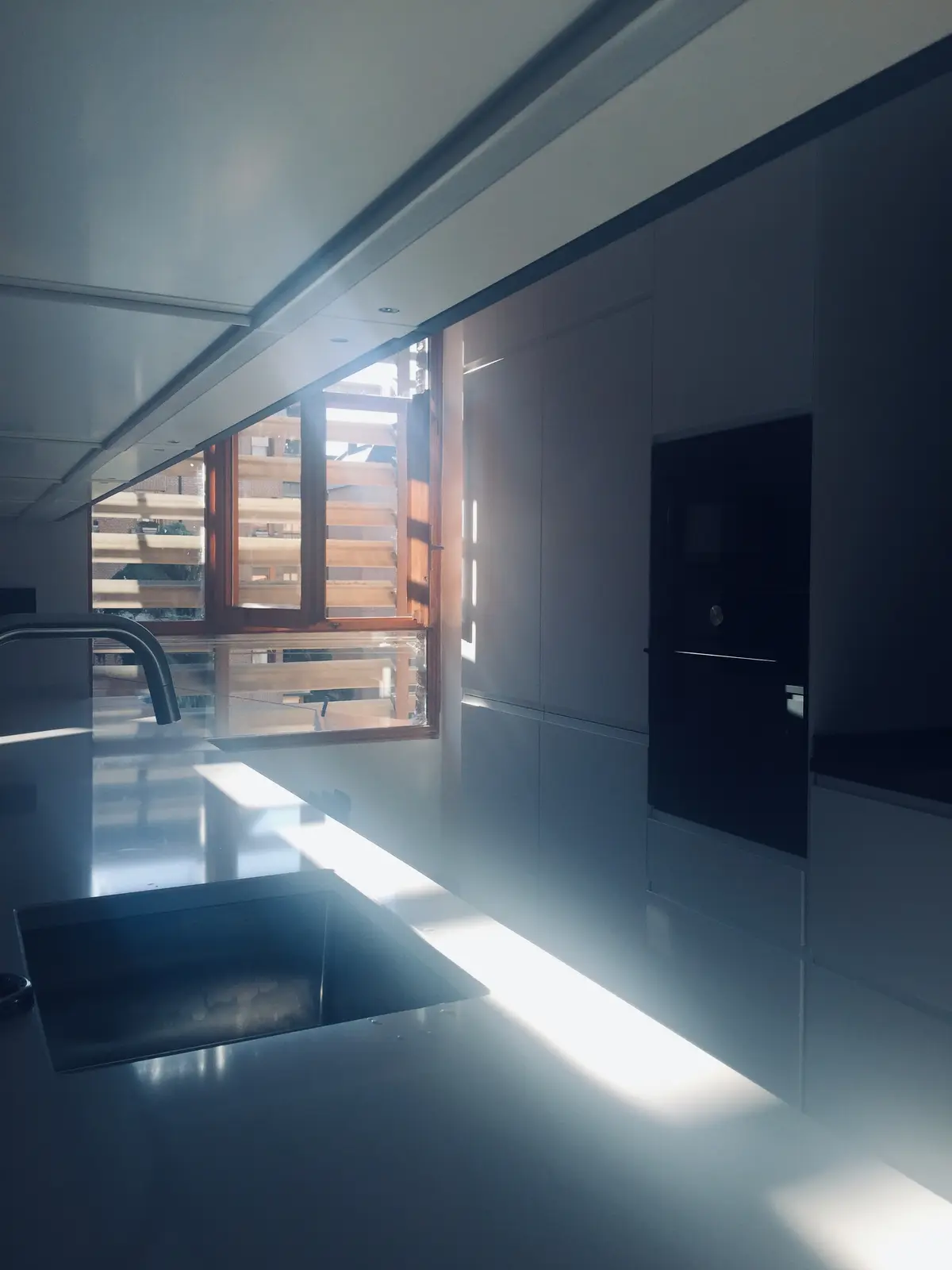 Reflejos en la cocina al atardecer.
