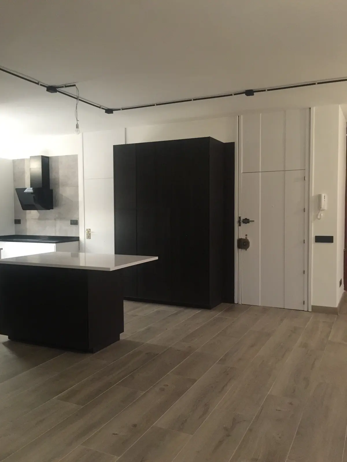 Cocina con isla y frente de armarios.